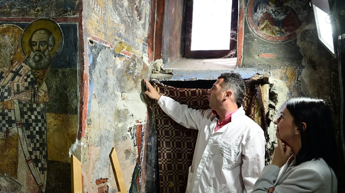 Од олтарот на црквата „Успение на Пресвета Богородица“ во Лешок, откриена е уште една значајна фреска од 13-ти век