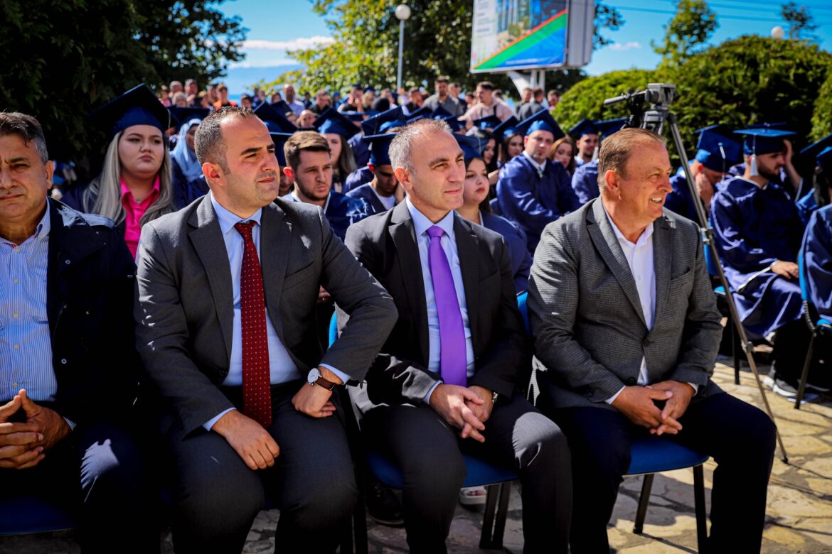 Колку сѐ министри и директори има со диплома од универзитетот на Мерко?