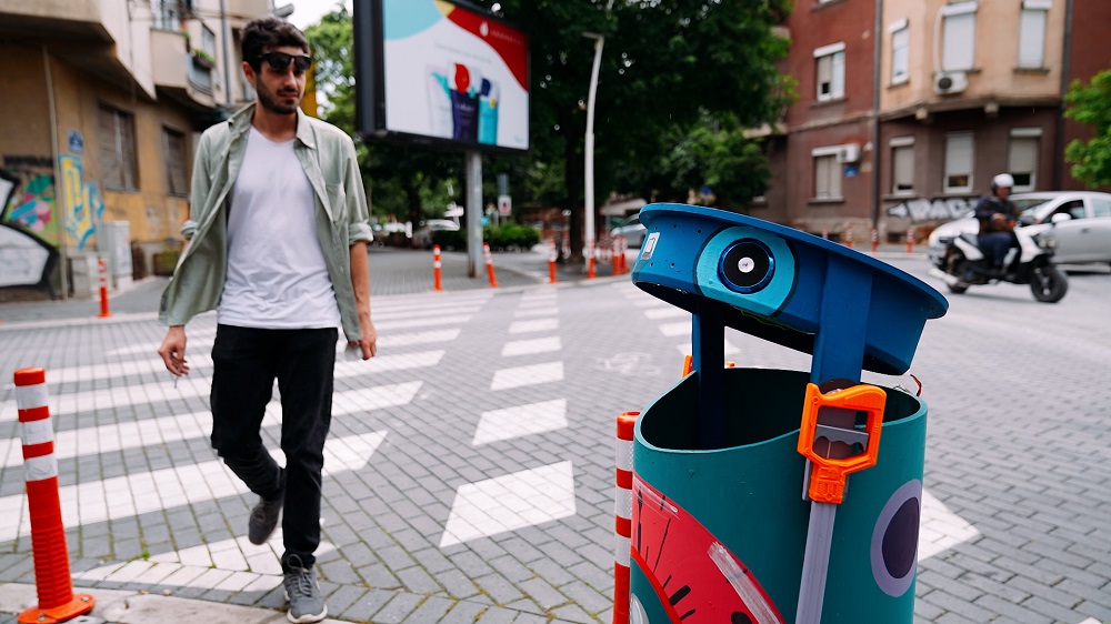 Во Скопје поставена канта за отпадоци што зборува (Видео)