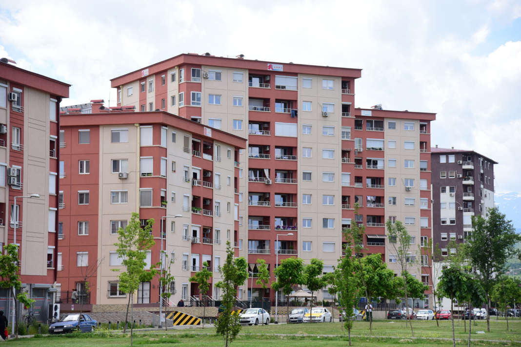 Девојка почина по пад од зграда во скопски Бутел