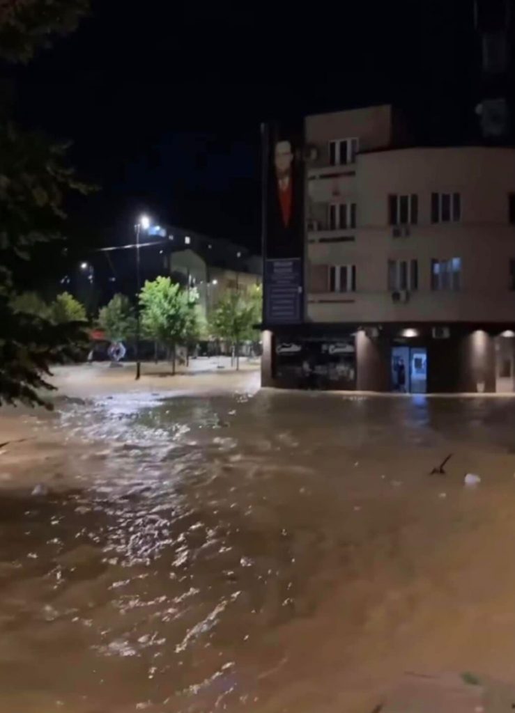 Мајка и дете се удавија во поплавите во Косово (Видео)