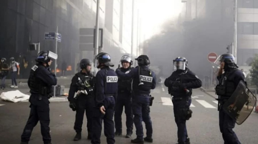 Гори Франција ! (Видео)