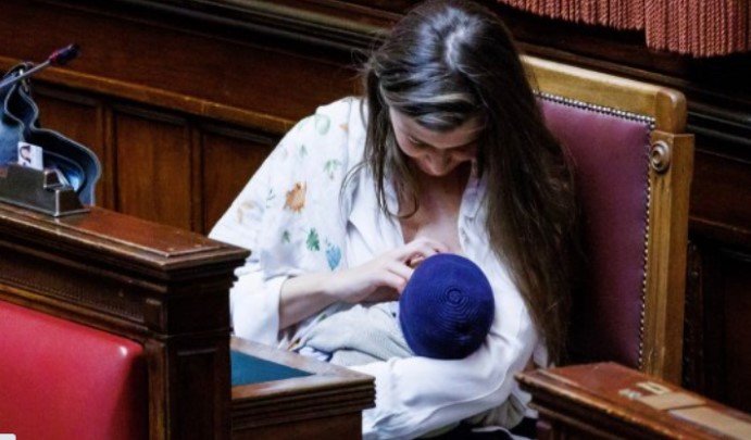 Пратеничка го доеше бебето на седница, колегите и’ аплаудираа (ВИДЕО)