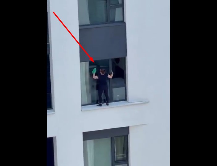 За која пара чисти прозори однадвор на 11 кат!? (ВИДЕО)