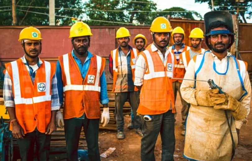 Нашите работници се иселуваат, додека Владата ДО СЕГА УВЕЗЕ 3.000 СТРАНСКИ РАБОТНИЦИ