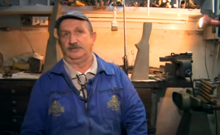 ВИДЕО: Кој е всушност САНДОКАН ПУШКАРОТ од Kрушево кај кого полицијата пронајде над 120 пушки и пиштоли?