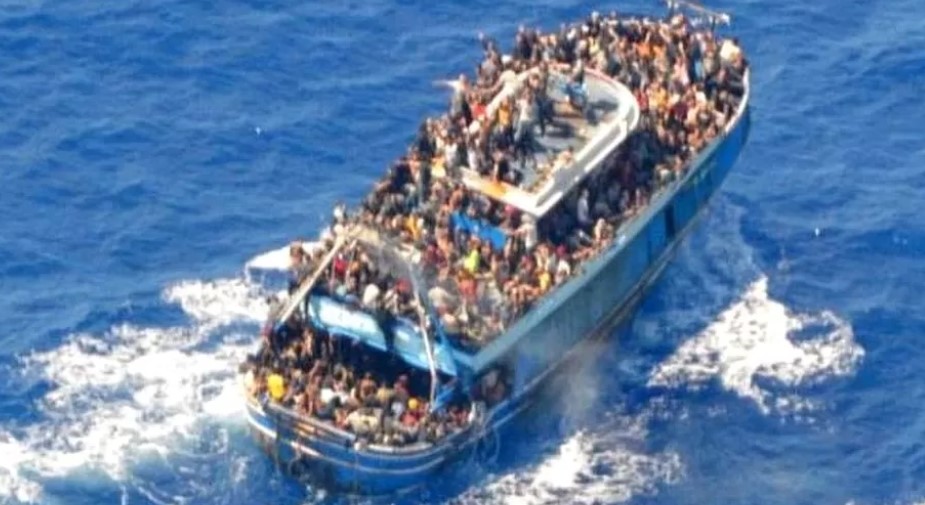 ТРИДНЕВНА ЖАЛОСТ ВО ГРЦИЈА: Досега извлечени 79 мртви тела, спасени 100-тина мигранти, на бродот имало околу 750 луѓе (Видео)