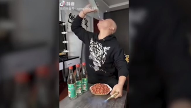 МОРБИДЕН предизвик носи МЛАДИ ЖИВОТИ ширум светот: Инфлуенсер се убил во пренос во живо (Видео)