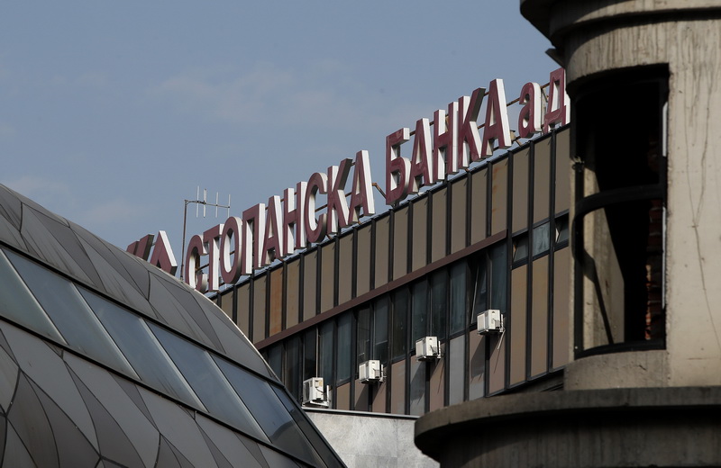 Грабеж во Стопанска банка во „Беверли“ во Скопје, маскиран им ги зел парите и избегал