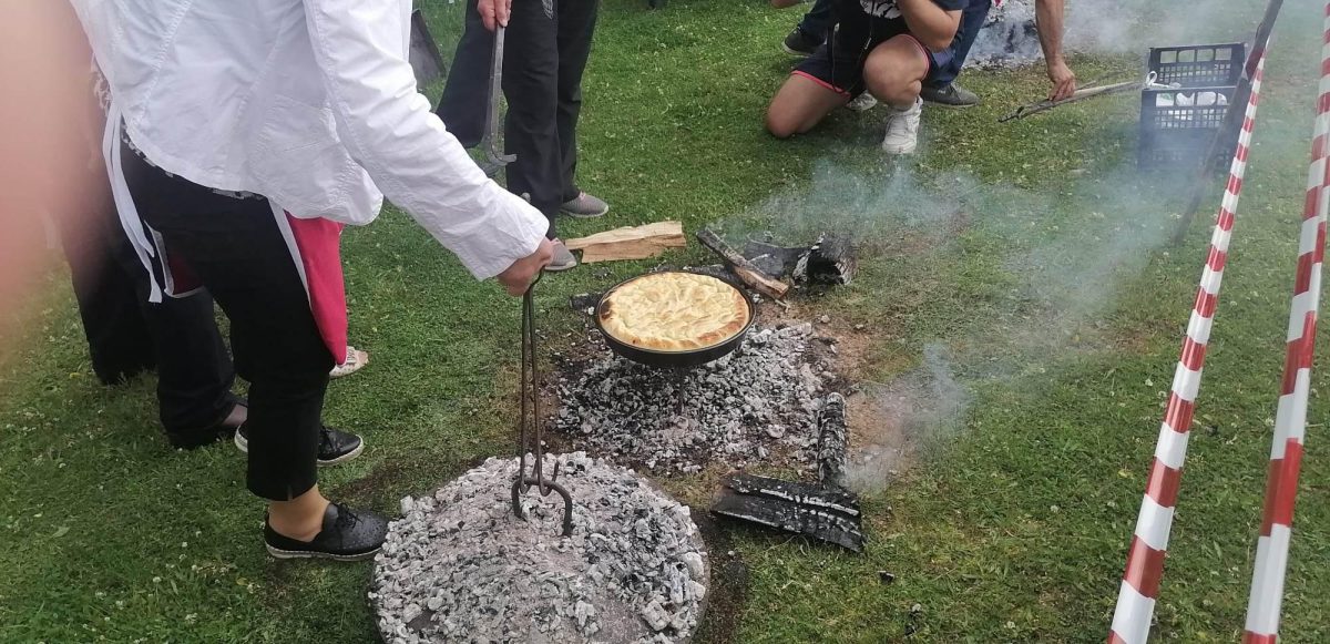ПЕНЗИОНЕРКИТЕ ОД МИРАВЦИ СО НАЈВКУСНА БАНИЦА НА СОБИРОТ КАЈ МАНАСТИРОТ ЕЛЕНЕЦ
