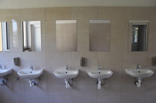 РАМКА ОД ПУШКА пронајдена во тоалет во основно училиште во ЧЕНТО