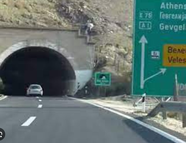 ЦУК: Опасност е карпа што виси над автопатот Скопје-Велес, на делот после патарината пред Велес