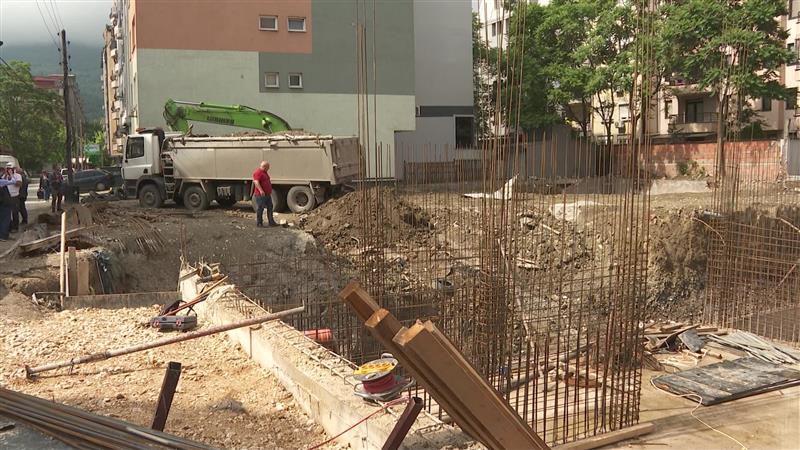 Се затрупува градилиштето зад Универзална, кое проголта дел од улицата „9 мај“