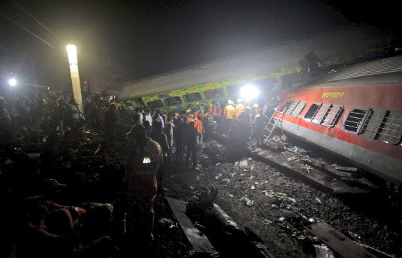 НАД 280 МРТВИ ВО НАЈТЕШКИОТ СУДИР НА ВОЗОВИ ВО ИНДИЈА ВО ОВОЈ ВЕК!