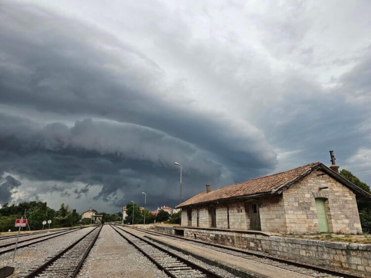 Хрватски ПРАТЕНИК: ОВАА ОЛУЈА НЕ Е ПРИРОДНА, нешто кое дува до 180км на час не е нормално за овој регион ! (ВИДЕО)