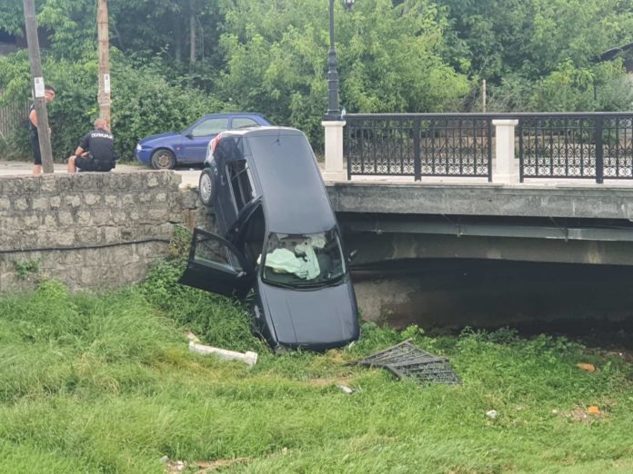 (Фото) Автомобил излета во река во Прилеп