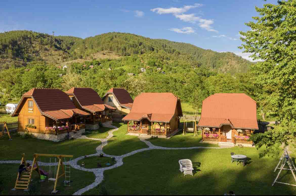 Србија им дава на младите по 10.000 евра и 1.2 милиони динари за да почнат живот на село