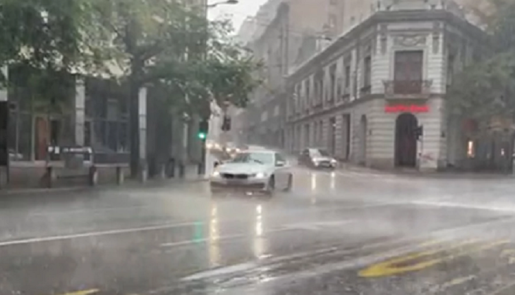 (ВИДЕО) БЕЛГРАД ПОГОДЕН ОД НЕВРЕМЕ Пороен дожд ги поплави улиците