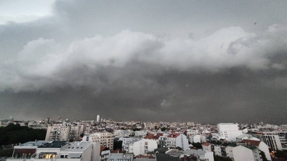 Новата суперќелијска бура над Србија: Се виде град како никогаш досега, кршеше автомобили, убиваше птици