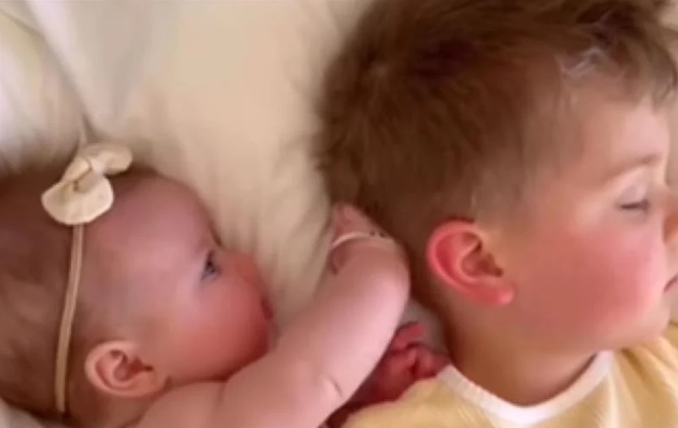 Снимката со ова братче и сестриче е нешто најубаво што ќе видите денеска (Видео)