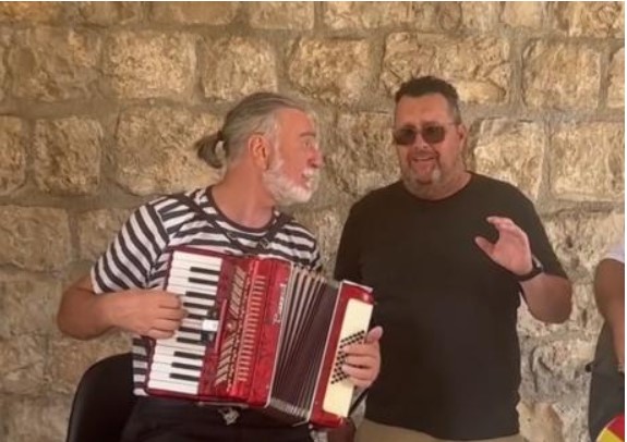 (ВИДЕО) „Елено ќерко, Елено“ ечеше во Корчула: Актерот Дац запеа и ги воодушеви туристите