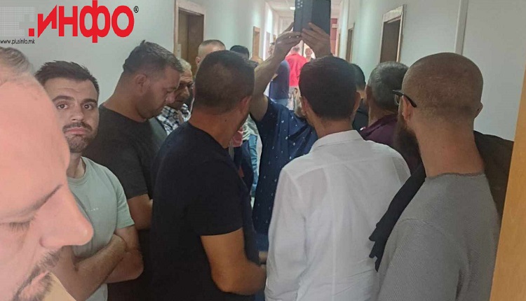 (Фото) ТЕНЗИЧНО ВО КУМАНОВО: Толпа од Оризари насилно влегла во просториите на ЕВН!