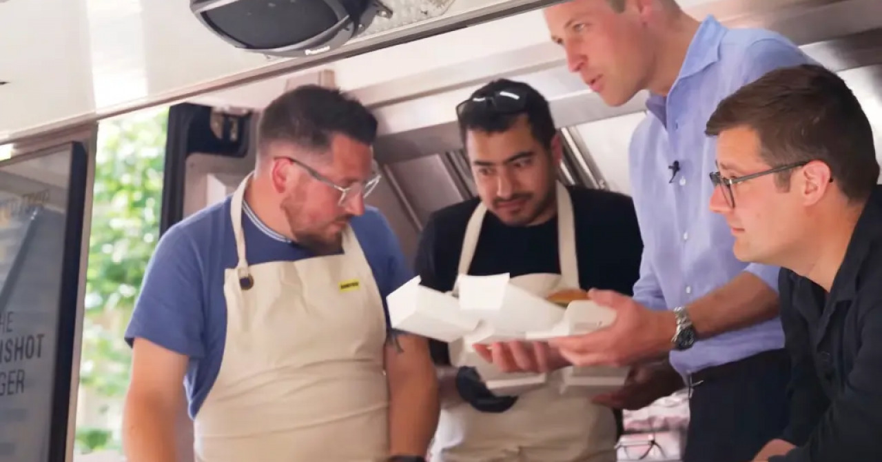 (Видео) Принцот Вилијам врти скара и продава бургери во комбе на улица во Лондон