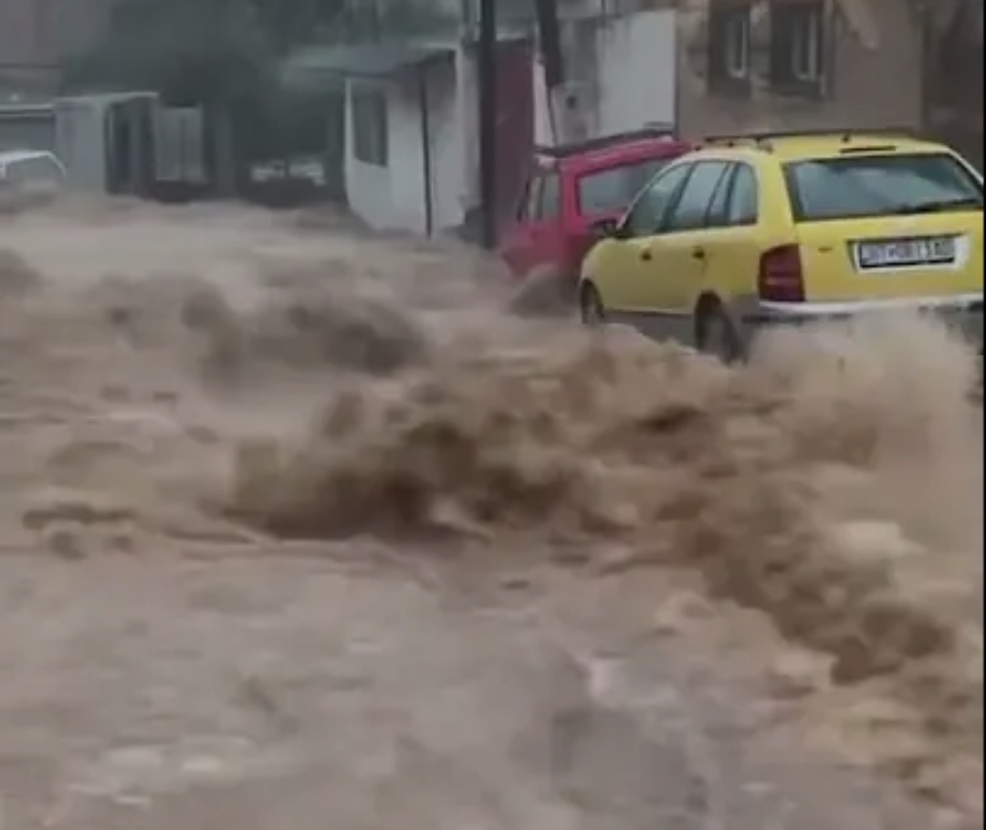 Ова нешто е чудесија: Хаос во Битола,река по улиците (Видео)