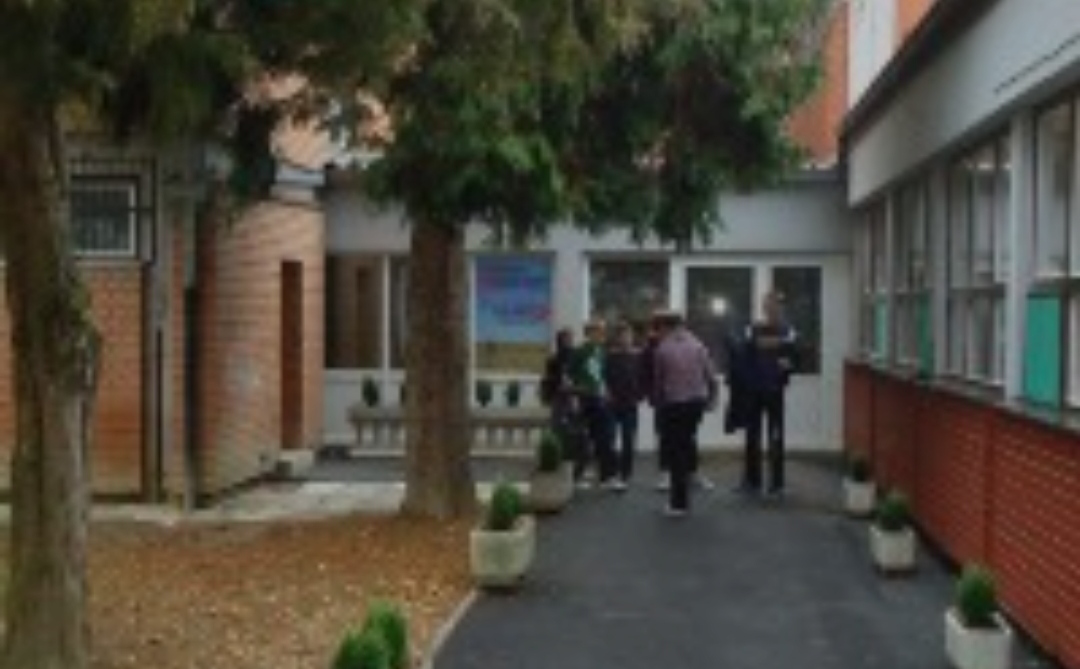 „Глупава краво, ќе си го добиеш!“ – Страшна снимка од дом за деца (Видео)