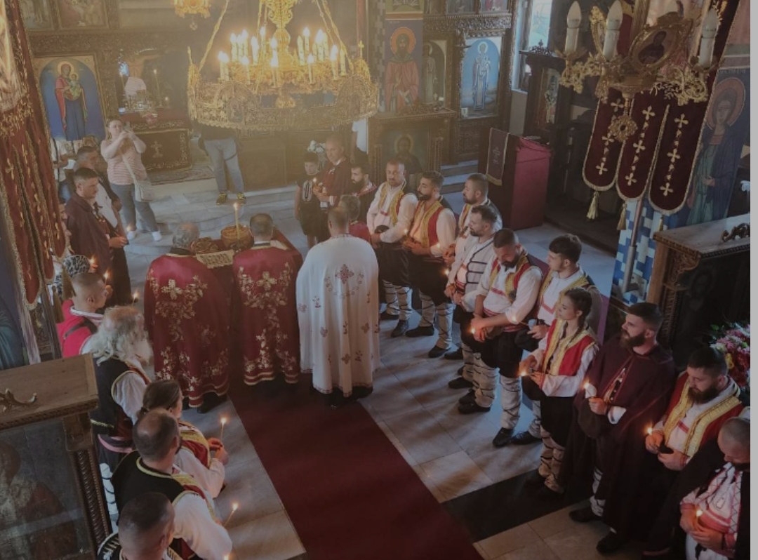 Илинденската коњаница од Лисиче ДОБИ БЛАГОСЛОВ и тргна за Крушево (ВИДЕО)