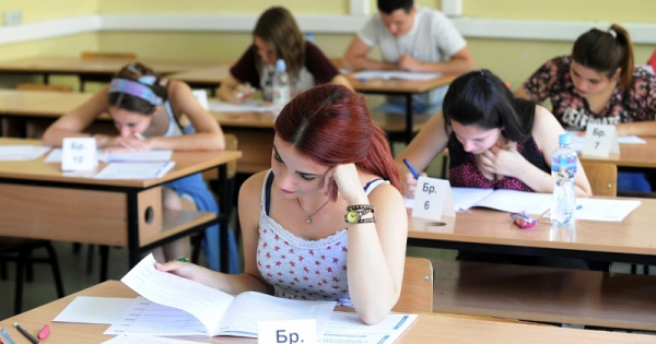 Храбра средношколка од Тетово бара правда од ДИЦ: Тестовите од државна матура ги прегледуваат или резултатите се формалност !?