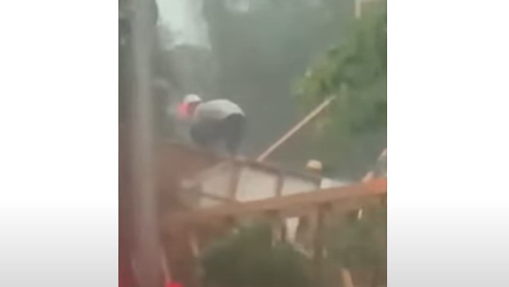 Чудо во невремето: Работник паднал од 20 метри со се кран и преживеал (Видео)