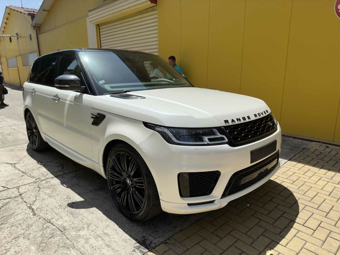 Јанчев ја поднови сопругата со автомобил од 240.000 евра: Жените заслужуваат почит!