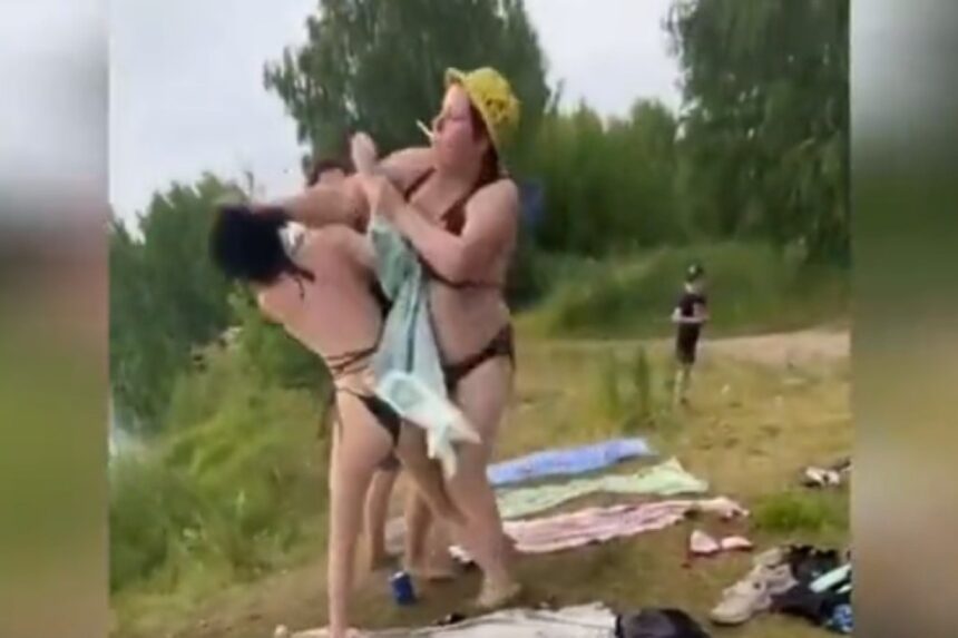 (Видео) Жена претепала девојка на плажа, носела провокативно бикини