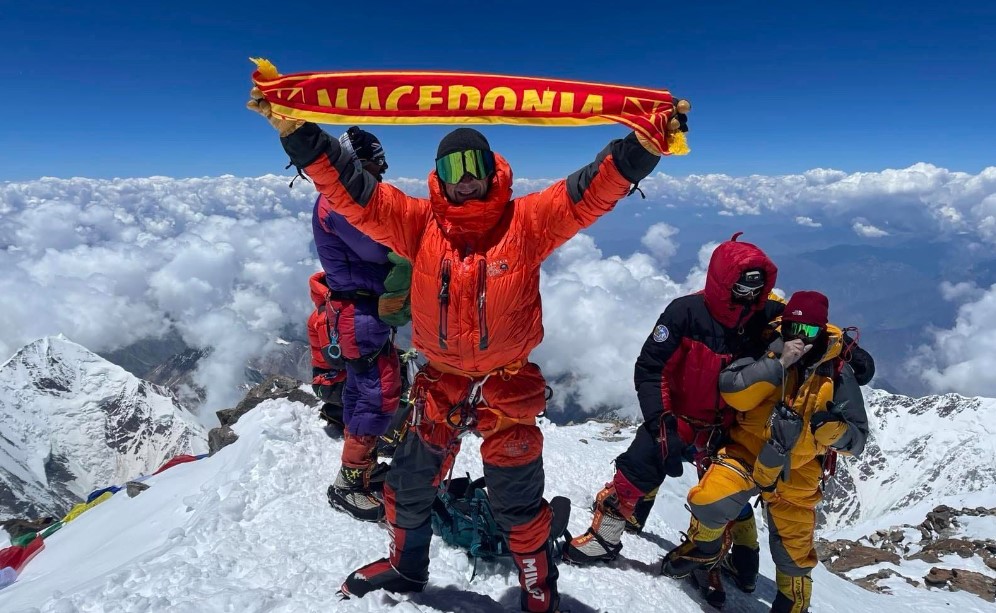 Со развеан шал „Македонија“ на 8.125 метри надморска височина, доктор Кедев на врвот Нанга Парбат (ВИДЕО)