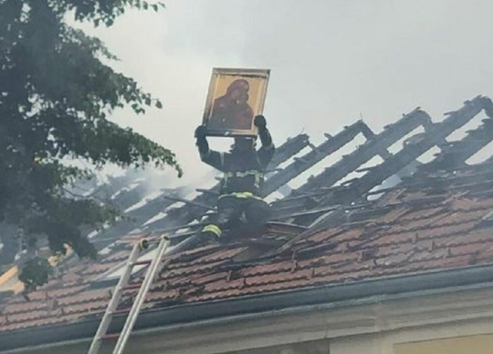 Вистинско чудо! Пожар на поткровје каде живееле свештеници пеплосал се’, освен икона со Богородица и Исус