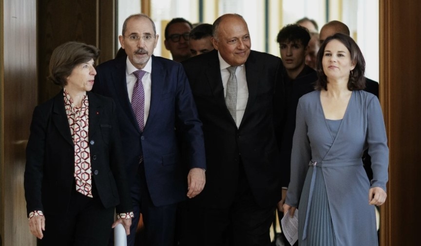 Дипломатите од ЕУ пак во Македонија се притиска за промена на Уставот ! Ќе попуштиме ли ?