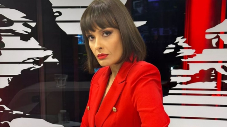 Водителката Оливера стана ХИТ поради фотографија која открива што носи надоле додека чита вести (ФОТО)