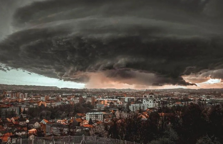 НЕВИДЕНИ снимки од невремето во Србија, издадено е НОВО ПРЕДУПРЕДУВАЊЕ! (ВИДЕО)