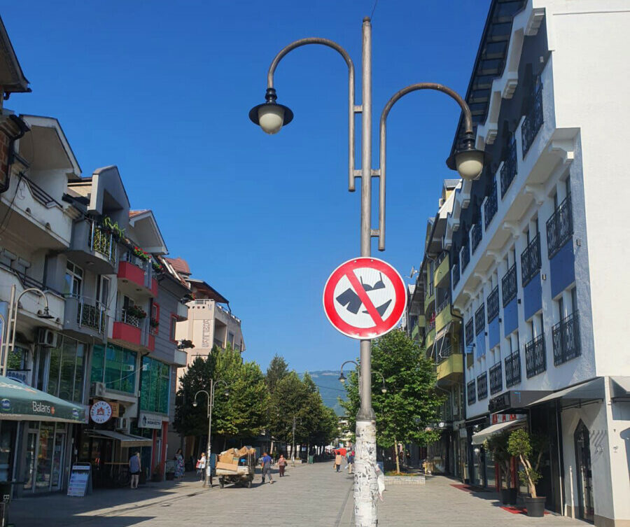 Општина Струга забрани шетање низ центарот со костими за капење