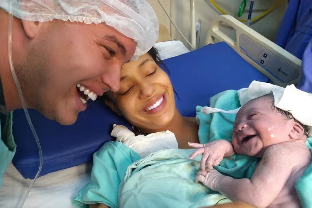 Хит фотка: Штотуку родено бебе се насмеало кога го видело својот татко