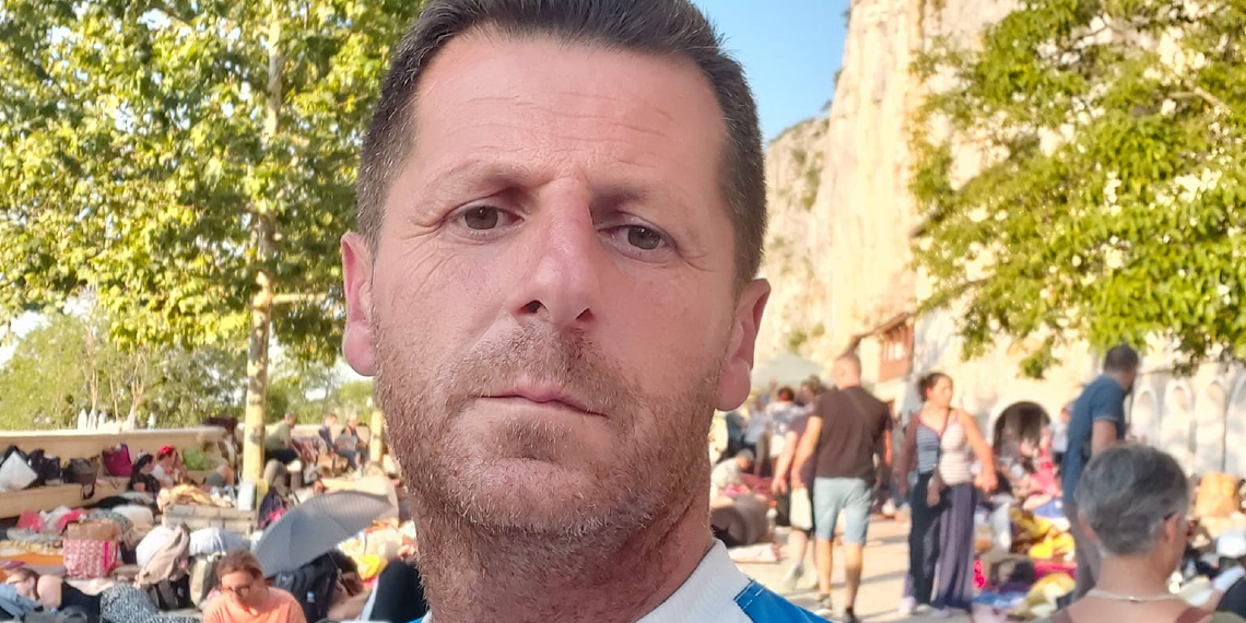 Сашо стигна пешки до манастирот Острог во Црна Гора