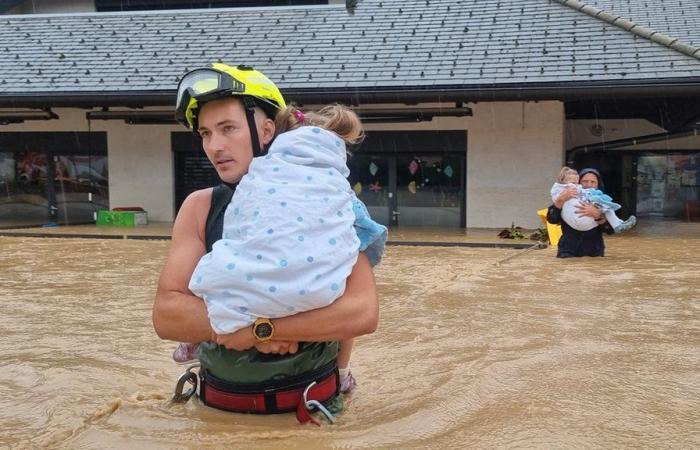 Херои! Пожарникарите во Словенија спасија 22 дечиња од поплавена градинка (Фото)