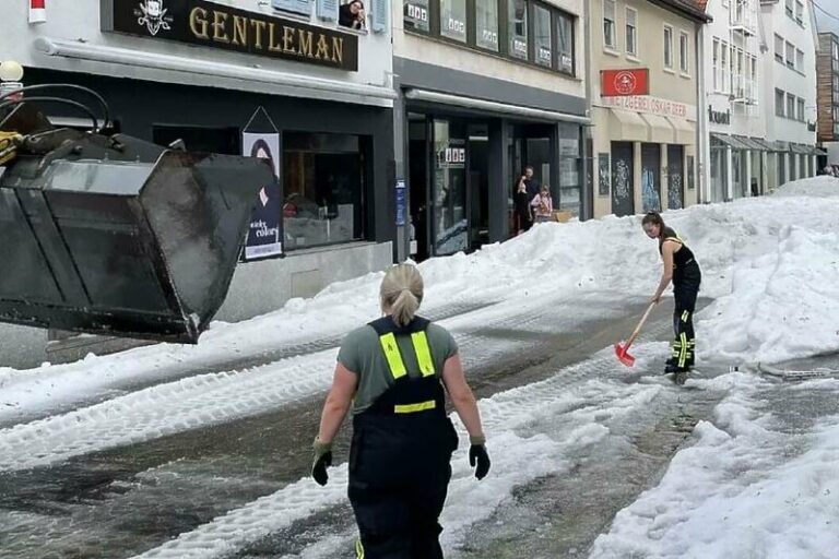 Мраз се чисти од улици во ова германско градче во сред лето (Видео)