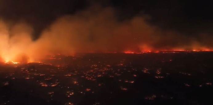 (Видео) Објавени застрашувачки снимки од пожарот што ги зафати Хаваите