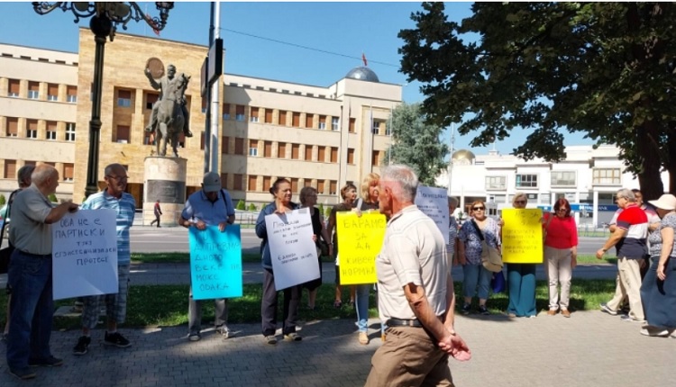 Лубеница уште не сме пробале, на внуците не можеме чоколадо да им купиме!