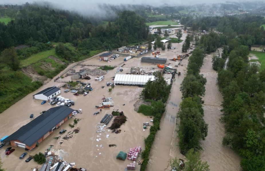 Словенија под вода – поплава каква не се памети, регистрирани првите жртви, голем дел од населението евакуирано (Авионски снимки)