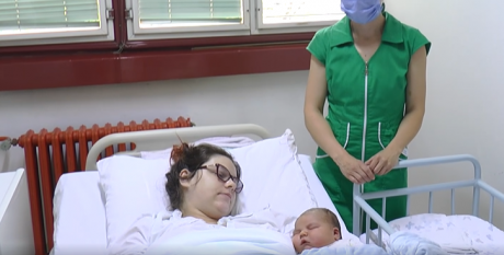 Мајка роди бебе тешко 6,4 килограми – најголемо во регионот (Видео)