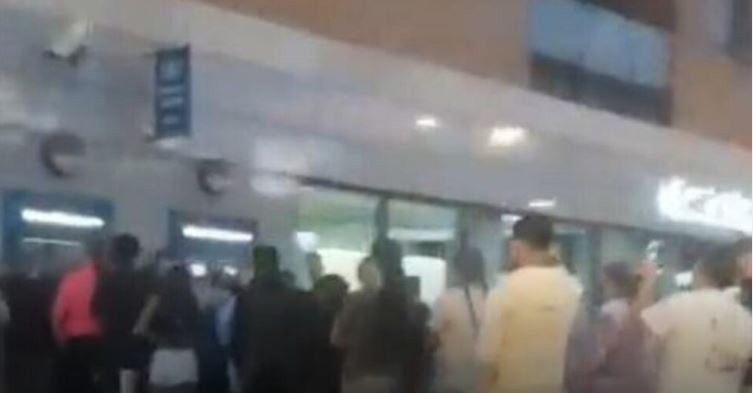 Се расипаа банкоматите во Ирска, луѓето подигаа и по 1000 евра и со нула салдо на нивните сметки