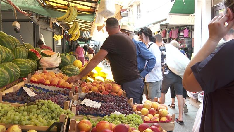 Има ли Владата начин да го запре новиот бран поскапувања? Млечните производи, зеленчукот и овошјето уриваат рекорди..